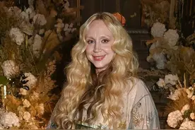 身高191cm、体重168斤，“最美女巨人”震惊时尚圈：脸比超模还小图片