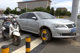 “拦都拦不下来！”电动车闯红灯，下一秒便撞上了私家车图片