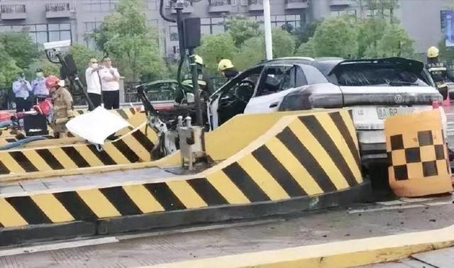 杭州一网约车冲撞收费站起火致4死，死者身份披露，原因令人愤怒