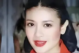 2014年，泰国王妃浑身赤裸躺在地上给狗喂食，遭曝光后被迫出家图片