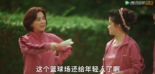“玉兔精”演大妈，跟年轻小伙抢篮球场，广场舞比赛穿奥特曼战服