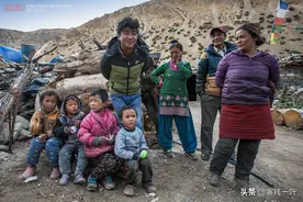 实拍中国尼泊尔普兰边境，一边是高大的现代建筑，一边却是贫民窟图片