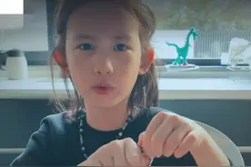 孙莉二女儿唱英文歌好流利，古灵精怪似黄磊翻版，还撞脸宋祖儿？图片