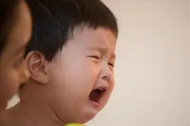 宝宝为何见到“某些人”突然大哭？并非受到惊吓，背后原因要清楚图片