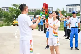 看吧！她，是来自石室成飞中学的大运火炬手！图片