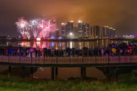 震撼！绚烂烟火照亮肇庆新区夜空，市民直呼：太美了！图片