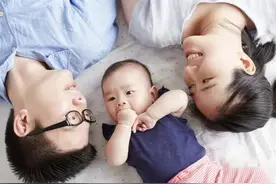 婆媳故事：我坐月子，婆婆去照顾小姑，老公却这样做图片