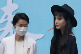 毛阿敏参加女儿成人礼，女儿打唇钉腿上伤痕明显，母女站姿很特殊图片