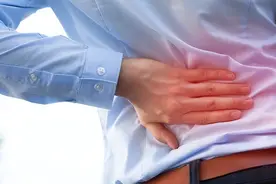 一旦闪腰了，按个摩、贴个药膏就能好？出现急性扭伤，做好2件事图片