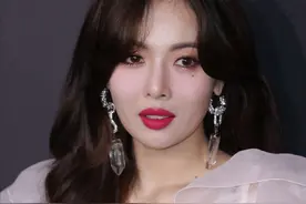 韩娱女星着装引发热议，上衣露下乳下衣露底裤，网友：纯玩擦边？图片