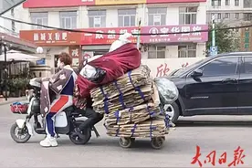 “拖挂车”？大同街头出现一辆奇葩电瓶车图片