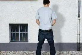 尿液很黄，究竟是身体缺水，还是生病了？有这6种可能性图片