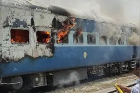 扔石头、烧火车、堵路，印度新兵役计划点燃多地抗议怒火图片