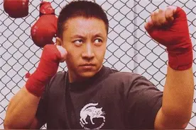 中国保镖李旭：曾保护巴菲特之子，击穿锅盖只需一根筷子图片