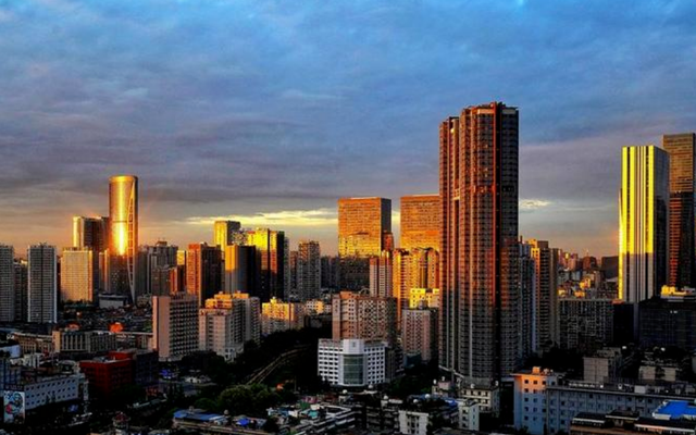 成都2100万常住人口，房价会不会垮？最近两年在成都买房划算吗？