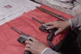 1996年全国收缴枪支，山东老人掏出1张纸和2把枪，民警恭敬道歉图片