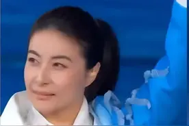 郭晶晶结束亚运回港参加婚宴，罕见背两万名牌包，和友人亲密交谈图片