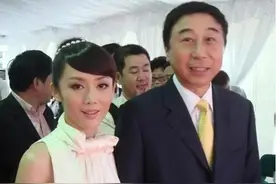 冯巩妻子艾慧：退休后对丈夫有抱怨，结婚39年的幸福与眼泪图片