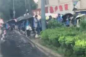 家长称学校不到7点不开门，学生在校外淋雨，校方：这是统一要求的，教育局回应：家长要算好到校时间图片