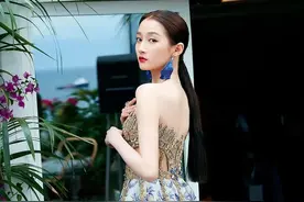 关晓彤好冷抹胸露背复古写真，你没见过这么美的关晓彤图片