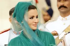 中东玫瑰：莫扎太后的戏剧式衣着方式图片