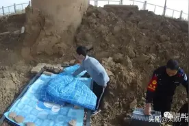 遭遇坎坷，一小伙露宿荒野~~民警的举动，暖了！图片