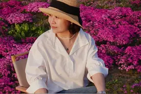 女人过了五十岁，这样穿衣时髦又大方，虽不年轻但却穿出好气质图片