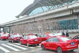 乌鲁木齐国际机场增加出租车通道、设置网约车等待区、增加“点对点”机场快线小巴图片