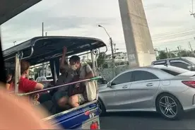 昨天有网友说柱子太细，结果今天同类型的桥就垮了！图片