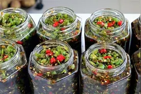 腌辣椒的季节到了，一次买8斤腌制起来，方法简单，吃一年都不坏图片