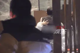 杨坤酒后咸猪手被拍，当街熊抱女子不撒手，紧紧贴身笑容猥琐图片