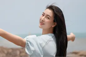 马苏在海边一身长裙长发飘逸美照欣赏成熟有魅力图片