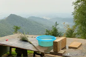 露营深山遇见78岁低保户老人一家，他们平凡如尘埃，或已超脱世俗图片