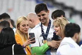 欧冠夺冠之夜，库尔图瓦超神！24岁模特女友激动落泪，太美了图片