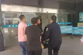蛇酒变腐败液！30年蛇酒喝出生理反应，8条蛇泡22年喝一杯就中毒图片