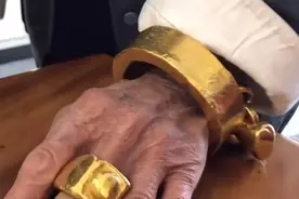 90岁大爷出门遛弯带四斤重的金手镯，这明显是为了锻炼身体图片