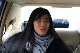 浙江23岁女孩隐瞒父母，寻找养父母12年，养母现状令其跪地痛哭图片