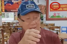 知名港星郭锋现身汕头吃狮头鹅，低调无人认出，每周坟场看望妻子图片