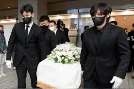 韩国影后姜受延出殡，葬礼规格顶级，宋康昊奉俊昊等大咖前来送行图片