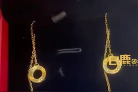 18岁男生暑假在街上卖菜打3份工，存钱送姑姑千元金耳饰，当事人：从小一直是姑姑在照顾图片