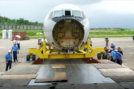 2001撞机事件中的美国EP3在海南机场被分解全过程图片