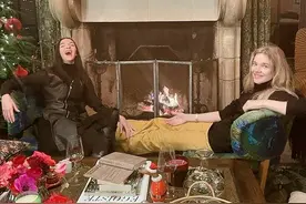 39岁LV太子妃家中招待闺蜜，纯素颜很真实，太子爷弹钢琴助兴图片