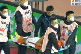 中超争议判罚！国脚野蛮飞铲对手重伤被担架抬走，裁判却不给红牌图片