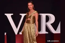 吉赛尔离婚后首次走红毯，她身穿闪亮的深v金色礼服，性感妩媚图片