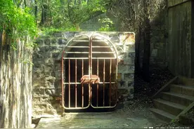 辽宁一海边藏着一座地下弹药库，曾存放弹药1200吨，内部场景探秘图片