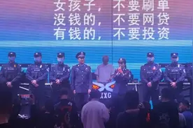 警察蜀黍深夜客串酒吧“MC”，现场大秀“喊麦”才艺图片
