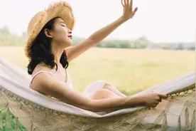 两个60岁单身女人告诉你，不嫁人不结婚，老了是什么体验？图片