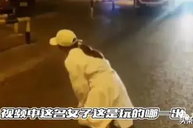 女子深夜当街下跪，网友惊呼白头盔来贵州了图片