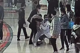 平凡岗位的“微光”：紧急时刻，他单腿跪地给孕妇当“人肉板凳”图片