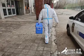 特殊的“快递员”——核酸检测样本转运员图片